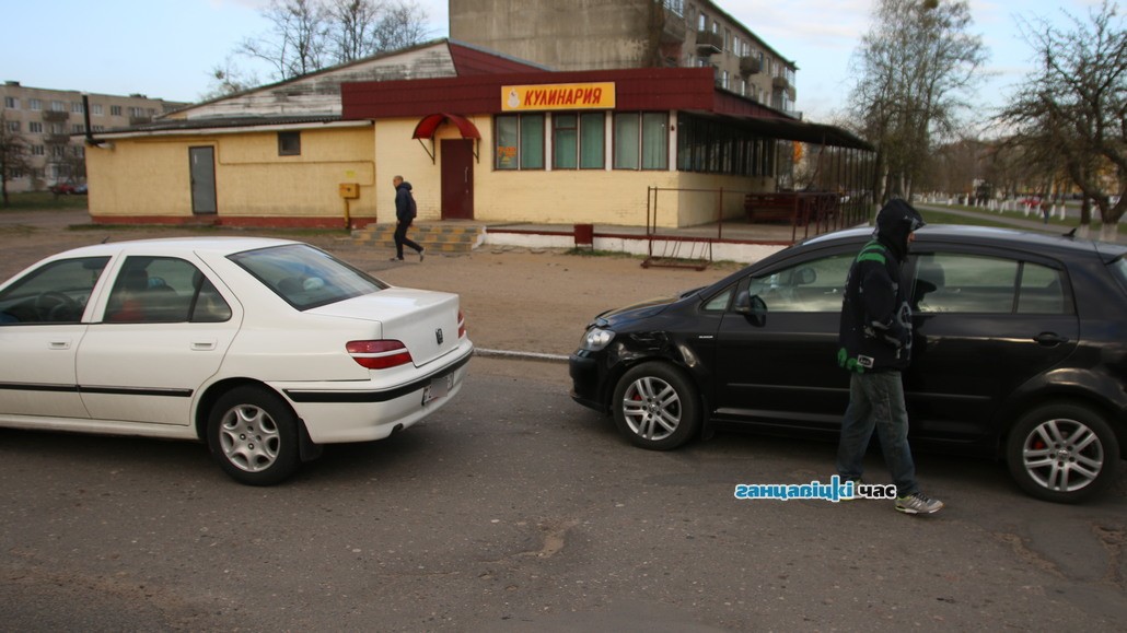 В Ганцевичах водитель сдавал задним ходом и врезался в машину