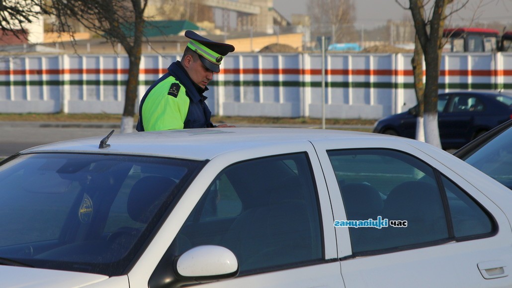 В Ганцевичах водитель сдавал задним ходом и врезался в машину