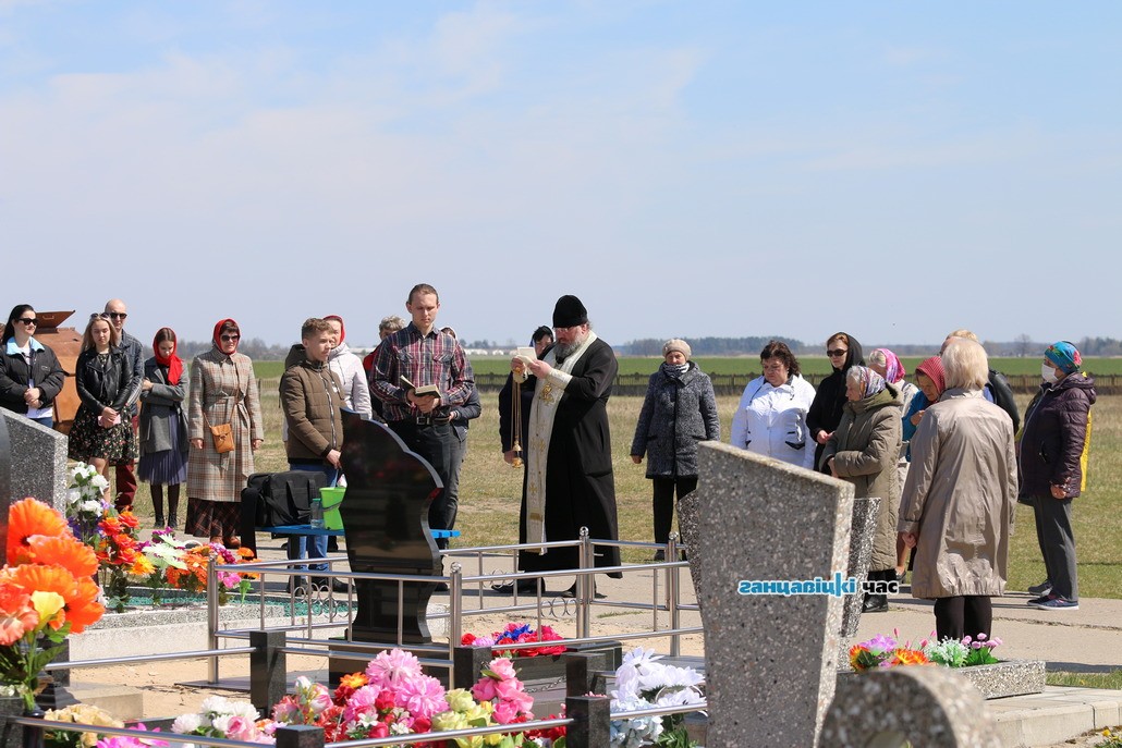Радоница в условиях коронавируса. Людей на кладбищах в Ганцевичах очень мало