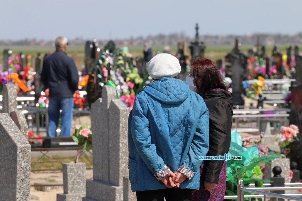 Радоница в условиях коронавируса в 2021 году. Людей на кладбищах в Ганцевичах очень мало
