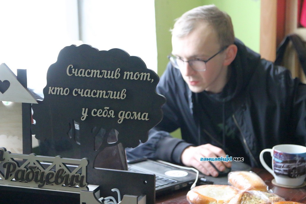 Это нужно увидеть! Как ганцевчанин вырезает детали для пошива защитных костюмов при помощи лазера