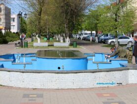 В Ганцевичах работники ЖКХ готовят фонтан к запуску
