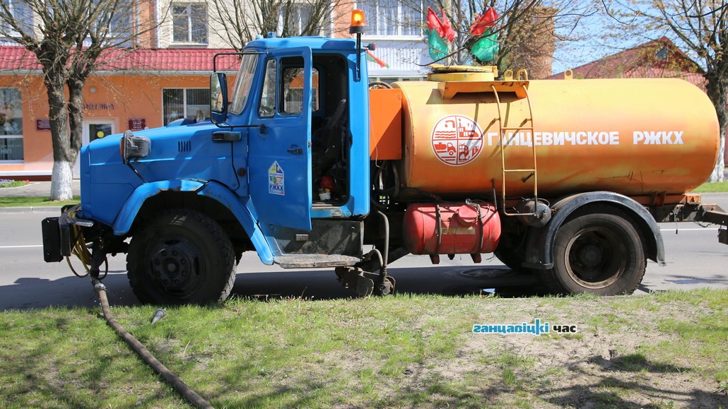 В Ганцевичах работники ЖКХ готовят фонтан к запуску