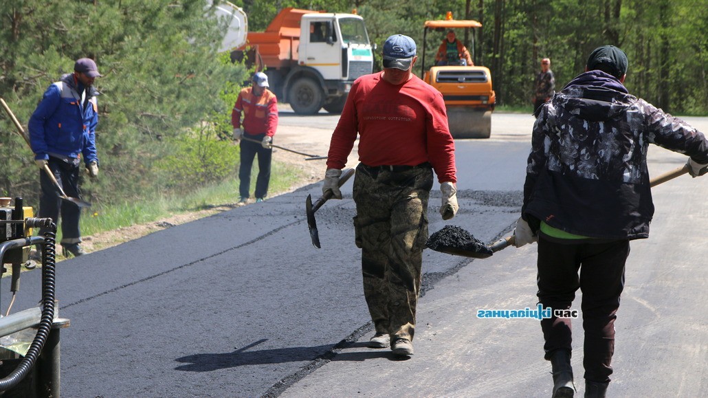 Жители Борок Ганцевичского района просто в восторге. Дорогу, ведущую к ним в деревню, заасфальтируют