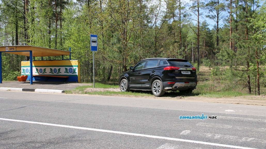 В спешке руководитель организации бросил автомобиль у самой автобусной остановки