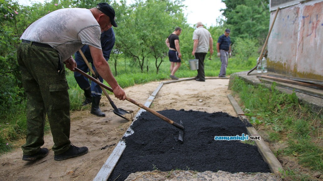 Микрорайон в восторге! В Ганцевичах на одну асфальтированную пешеходную дорожку стало больше