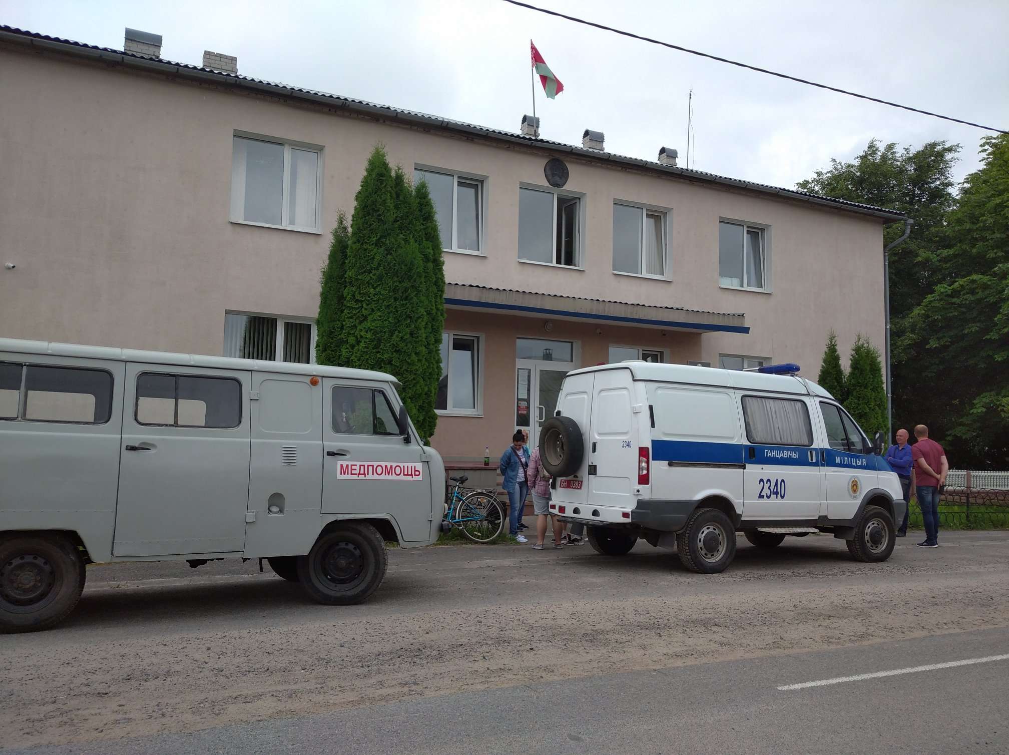 Скорая приехала к суду в Ганцевичах