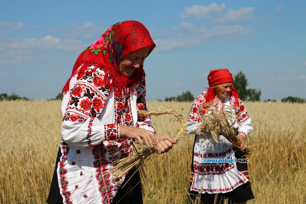 Сохраняя древние традиции: в Хотыничах жатва стартовала с «Зажинок»