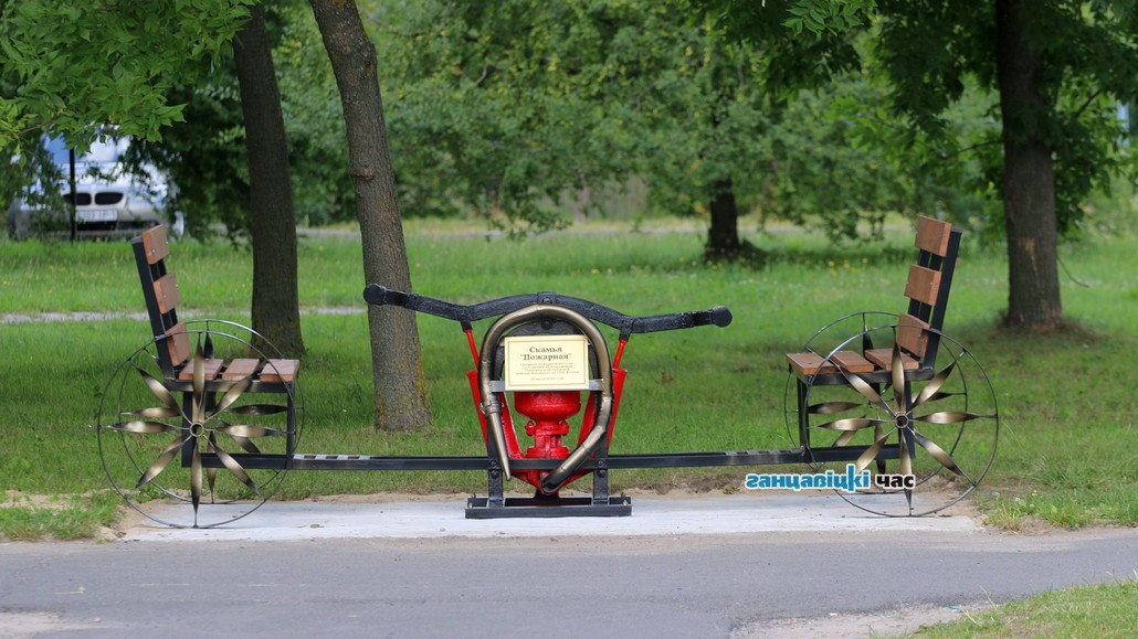 В Ганцевичах спасатели установили «пожарную»‎ скамейку. Фотофакт
