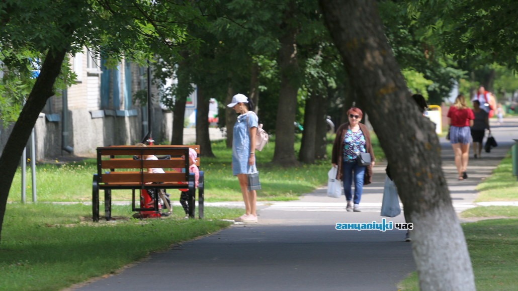 В Ганцевичах спасатели установили «пожарную»‎ скамейку. Фотофакт