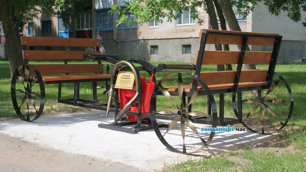 В Ганцевичах спасатели установили «пожарную»‎ скамейку. Фотофакт