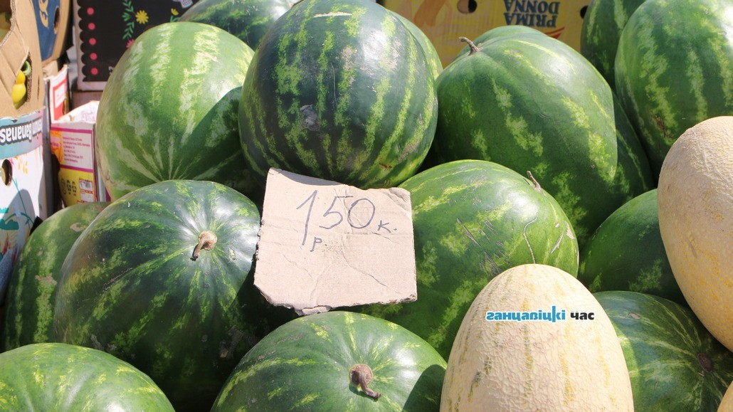 Продавцы уверяют, что арбузы и дыни очень сладкие
