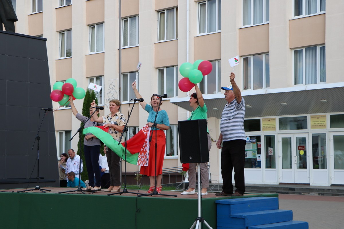 Митинг-концерт на площади в Ганцевичах, 21 августа