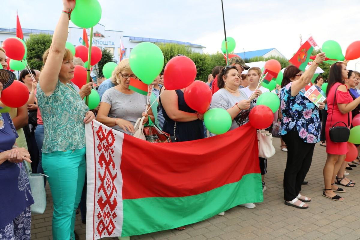 Митинг-концерт на площади в Ганцевичах, 21 августа