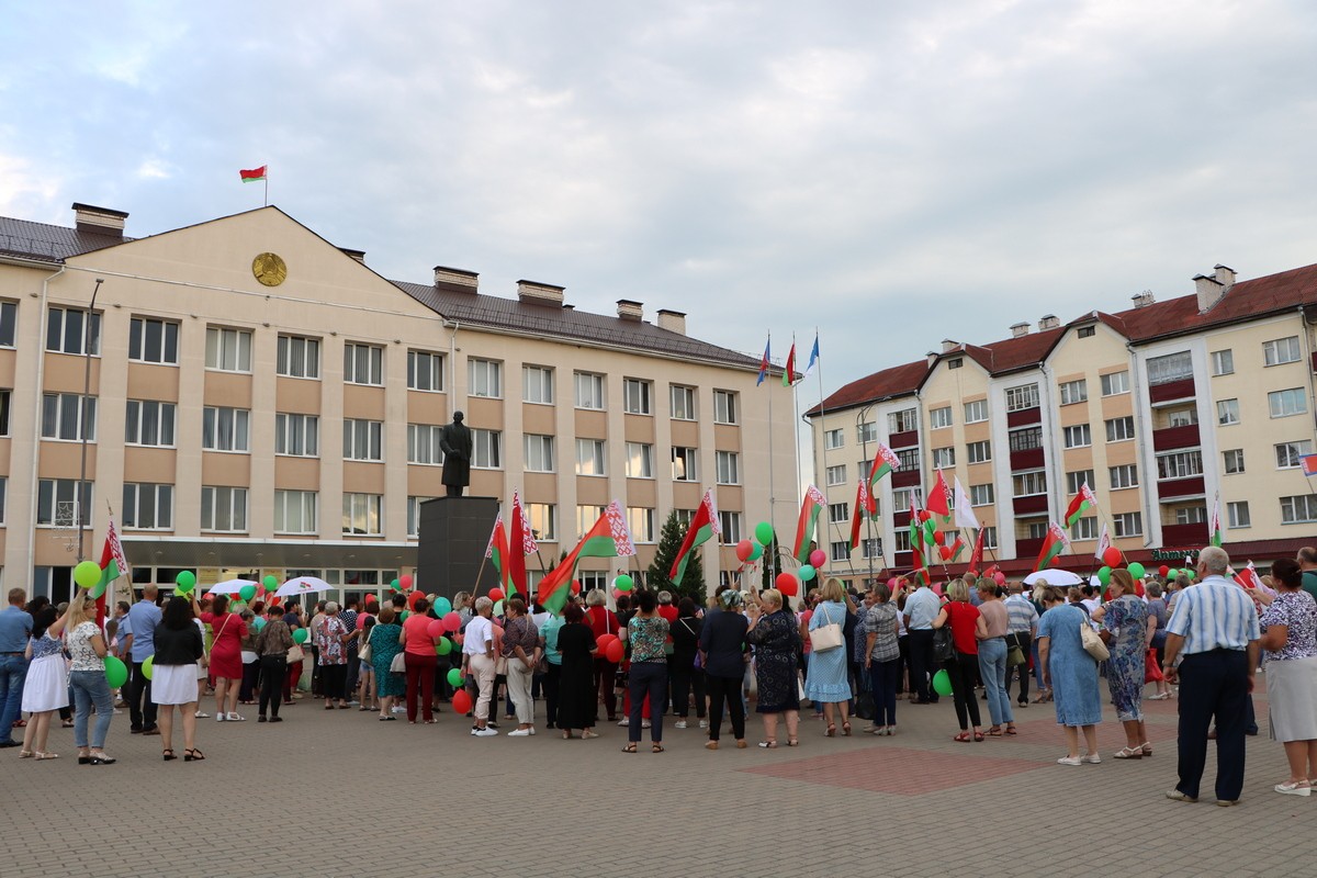Митинг-концерт на площади в Ганцевичах, 21 августа